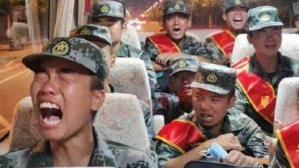 Tentara China menangis saat di dalam bus