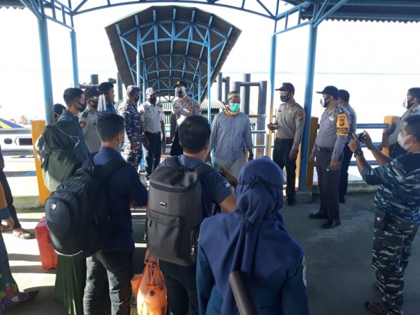 Antisipasi Massa ke Kantor KPU Kabupaten Pelalawan, Polsek Kuala Kampar Lakukan Penjagaan di dermaga Teluk Dalam