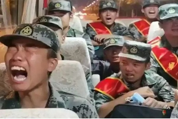 Tentara China nangis di atas bus