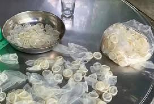 Polisi Menyita 320 Ribu Kondom Bekas Pakai yang Dicuci Dan Dikemas Ulang Untuk Dijual Kembali di Pabrik Vietnam