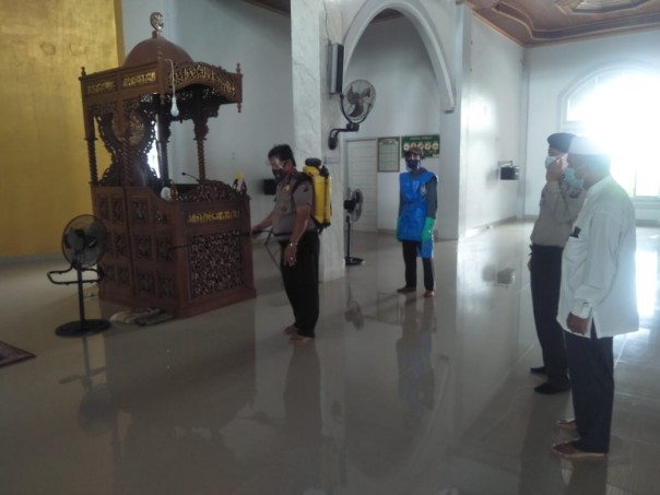 Polsek Bunut Polres Pelalawan Melakukan Penyemprotan Disinfektan di Masjid Paripurna