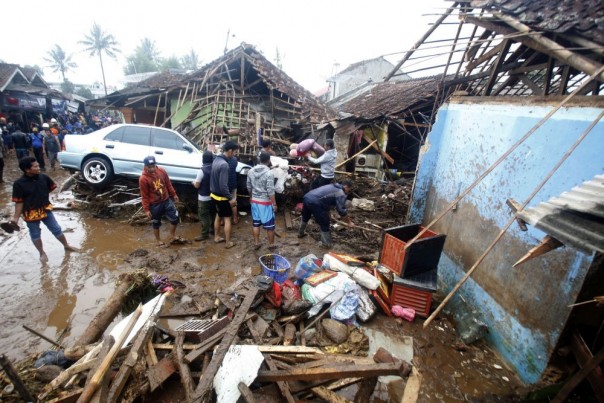 Tim Penyelamat Menemukan Tiga Korban Tewas Dalam Banjir Bandang di Sukabumi