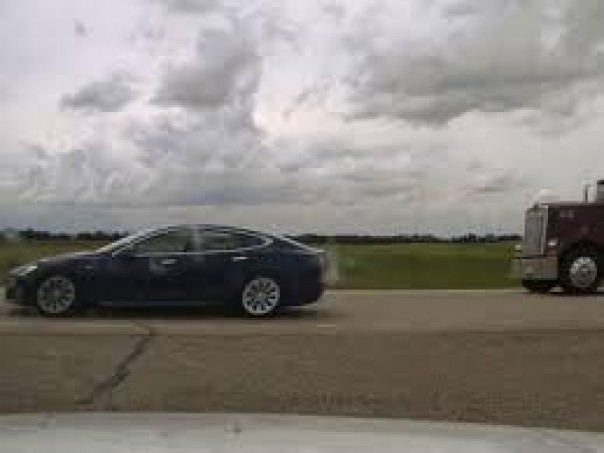Tertidur Saat Mengemudi Mobil Tesla Dengan Autopilot, Pria Kanada Ini Akhirnya Ditangkap Polisi