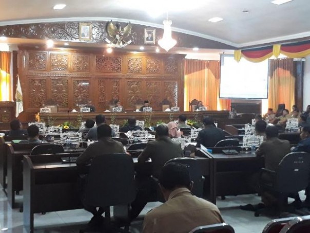 Rapat Paripurna Pandangan Umum Fraksi Terhadap APBD Perubahan, Dipimpin Wakil Ketua I DPRD (foto/zar)