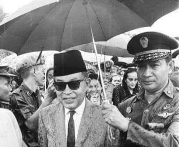 Momen Langka, Soeharto Memayungi Bapak Proklamator Bung Hatta, Netizen Bilang Begini (foto/int)