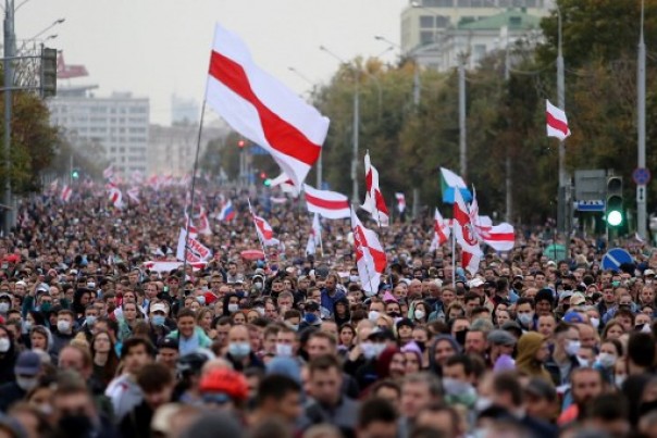 Puluhan Ribu Pengunjuk Rasa Menentang Pelantikan Presiden Belarusia  