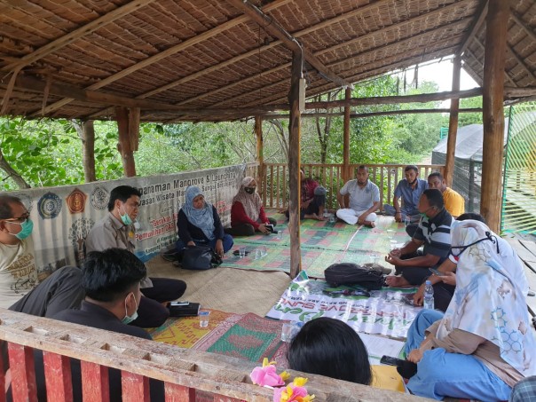 Tim BPDASHL Indragiri Rokan- KLHK melakukan dialog dengan kelompok masyarakat untuk program padat karya mangrove. Foto: ist.
