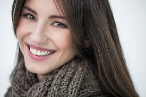 Ladies, Ini 6 Tips Makeup Untuk Membuat Gigi Anda Terlihat Putih Cerah