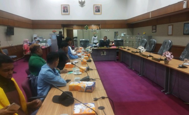 Ketua Komisi I DPRD Riau Ade Agus Hartanto audensi dengan mahasiswa