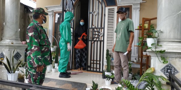 Warga Kampung Jawa Tembilahan Isolasi Mandiri, Dandim 0314 Inhil Berikan Bantuan Sembako (foto/rgo)