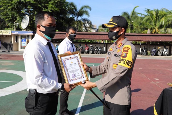 Empat Personil Polres Inhil Berprestasi Terima Penghargaan (foto/rgo)