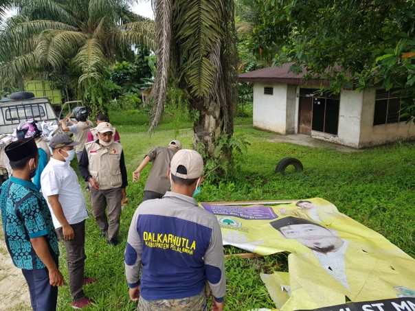 Bawaslu Pelalawan Mulai Tertibkan APK Paslon (foto/ardi)