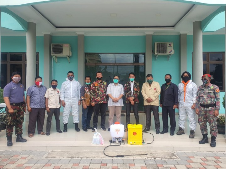 Milad KOKAM ke-55, Pemuda Muhammadiyah Riau Gelar Penyemprotan Disinfektan dan Pembagian Bibit