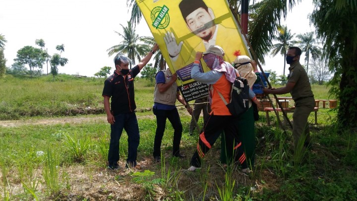 Langgar Aturan Main, Polsek Bunut Lakukan Penertiban APK Paslon Bupati Pelalawan