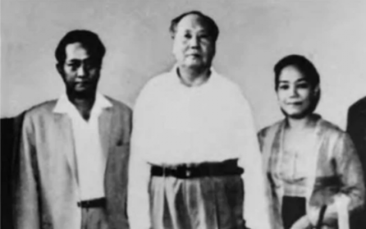Dokumentasi foto yang memperiihatkan DN Aidit beserta istri berfoto bersama Mao Zedong. Foto: int  