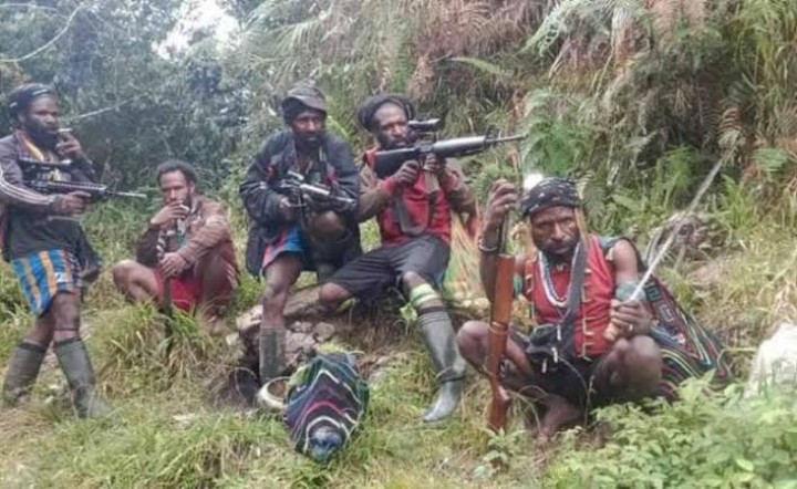 Anggota OPM di Papua pamer senjata.  Foto: int