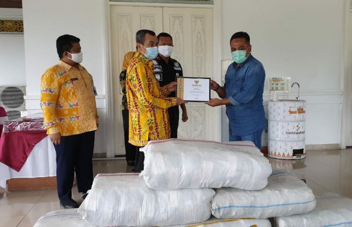 Bantuan Masker dari PT Musim Mas Diterima Langsung Gubernur Riau (foto/ardi)