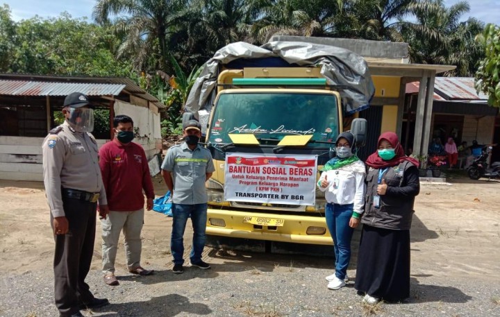 Kapolsek Kerumutan Kawal Pendistribusian Bantuan Sosial Beras di Kecamatan Kerumutan