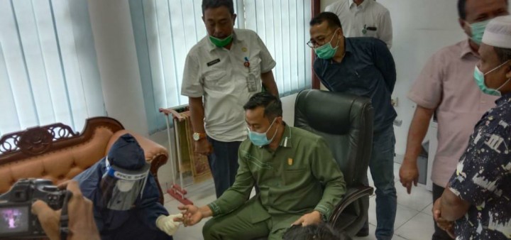 Terkonfirmasi Positif Covid-19, Wakil Ketua I DPRD Minta Lingkungan Kantor DPRD Dilakukan Penyemprotan Disinfektan (foto/zar)
