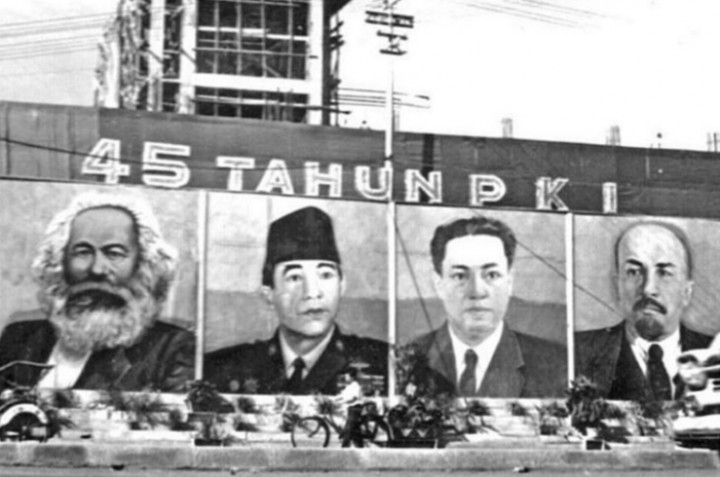 Poster Raksasa 45 Tahun PKI, Terpampang Wajah Soekarno Disandingkan Dengan Karl Marx Hingga Lenin (foto/int)