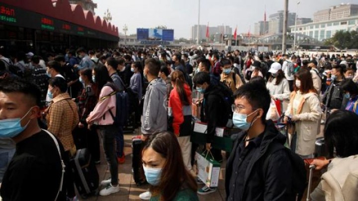 Kerumunan warga di China saat tengah antre tiket. Foto: int 