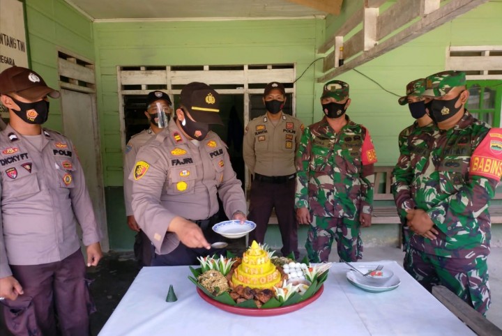 Sambut HUT TNI ke 75, Polsek Kerumutan Potong Tumpeng di Pos Koramil 15 KK Kecamatan Kerumutan
