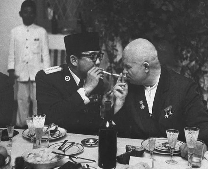 Momen Langka, Presiden Soekarno Berbagi Api Rokok Dengan Perdana Menteri Uni Soviet Khrushchev (foto/int)