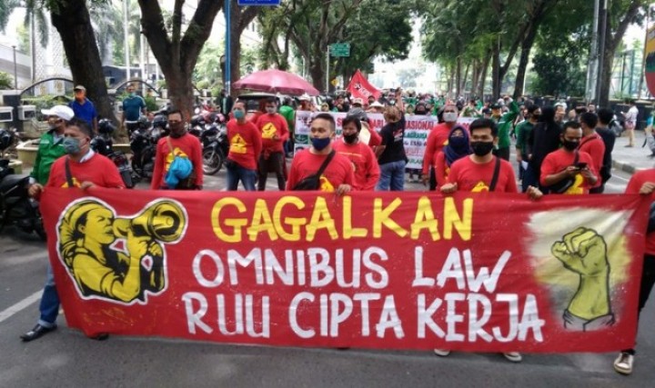 Aksi buruh menolak RUU Omnibus Law. Foto: int