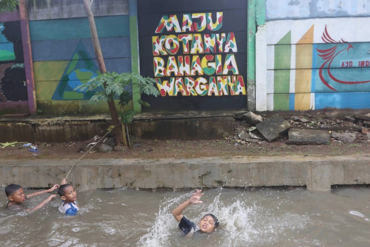 Puluhan RT di Jakarta Kebanjiran Setelah Hujan Dengan Insensitas Lebat Mengguyur Sejak Minggu Malam 