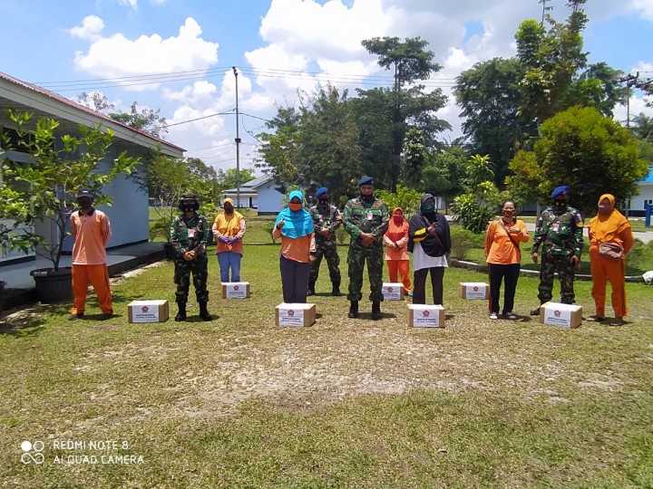 Peringati HUT Ke-75 TNI, Babinpotdirga Distribusi Bantuan Sosial