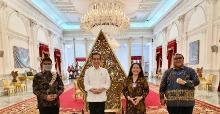Foto bersama Presiden Jokowi dengan ketua serikat buruh