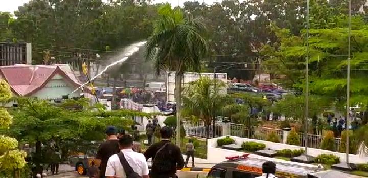 Polisi Bubarkan Pedemo Ciptaker di Depan DPRD Riau dengan Water Cannon