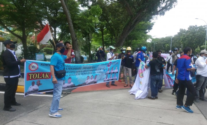 Tolak UU Omnibus Law Ciptaker, Puluhan Buruh Gelar Aksi Depan Kantor DPRD Riau