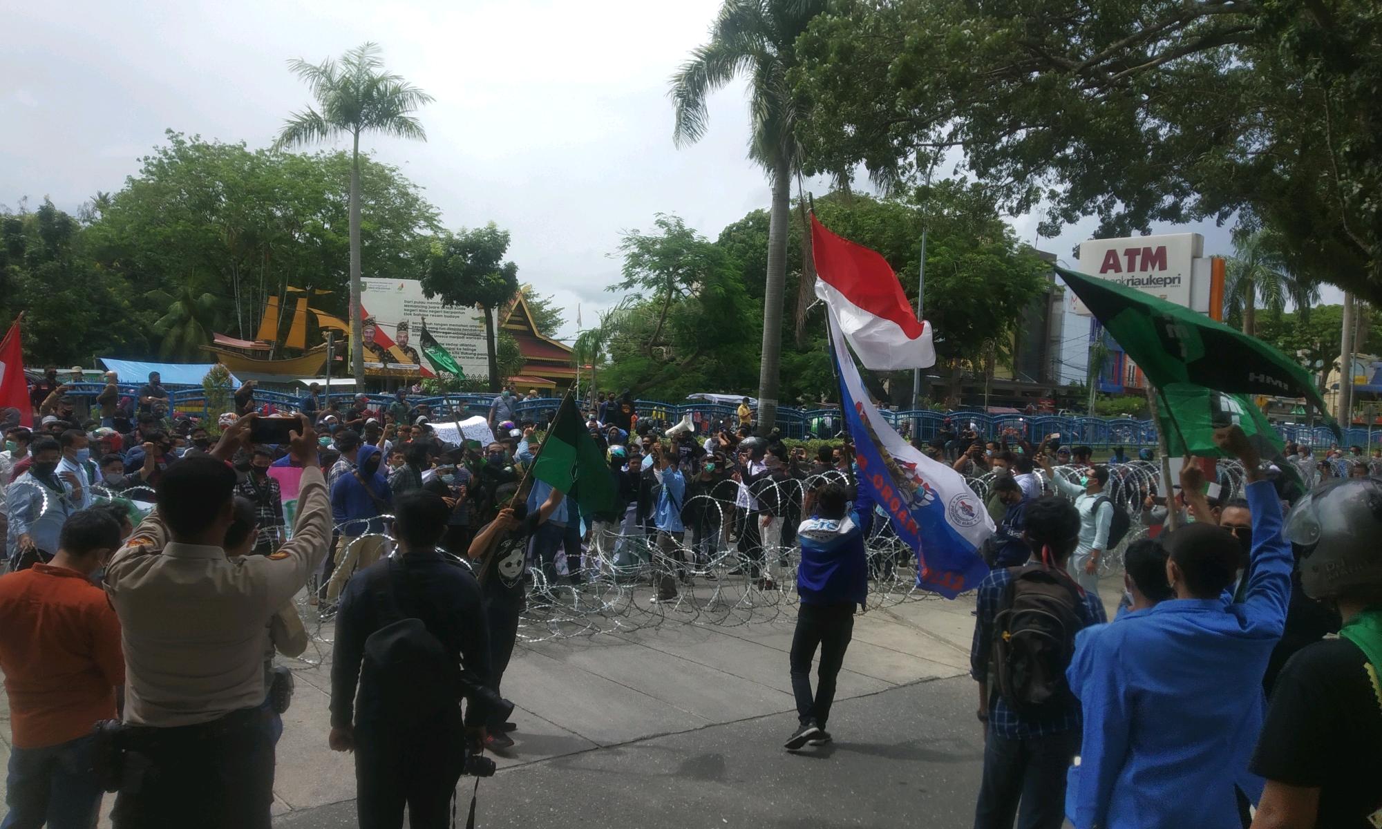 Mahasiswa menggelar domo tolak UU Ciptaker di DPRD Riau