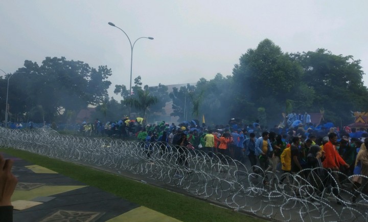 Gedung DPRD Riau Mencekam Demonstran Lempar Batu  dan  