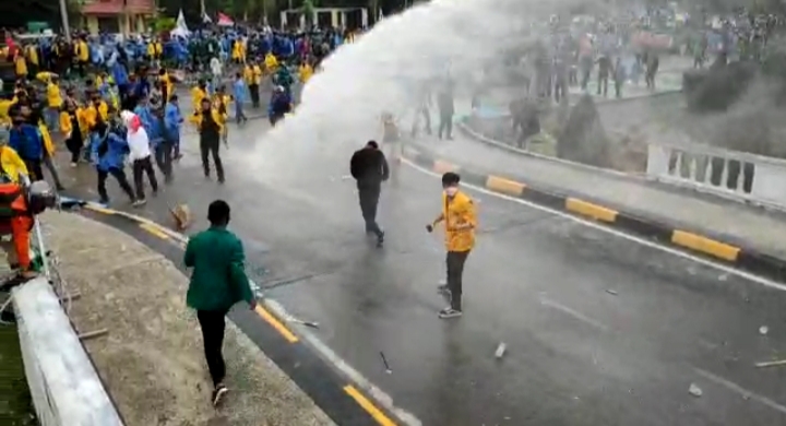 Demonstrasi Omnibus Law UU Ciptaker Depan DPRD Riau Pecah, Polisi Semprotkan Water Cannon dan Gas Air ke Massa Aksi (foto/hadi)