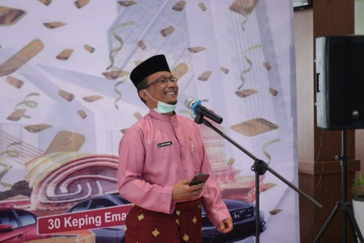 Bank Riau Kepri Cabang Siak Serahkan Pemenang Undian Bedelau, Nusiatulhidayah: Ini Mobil Pertama Saya (foto/lin)
