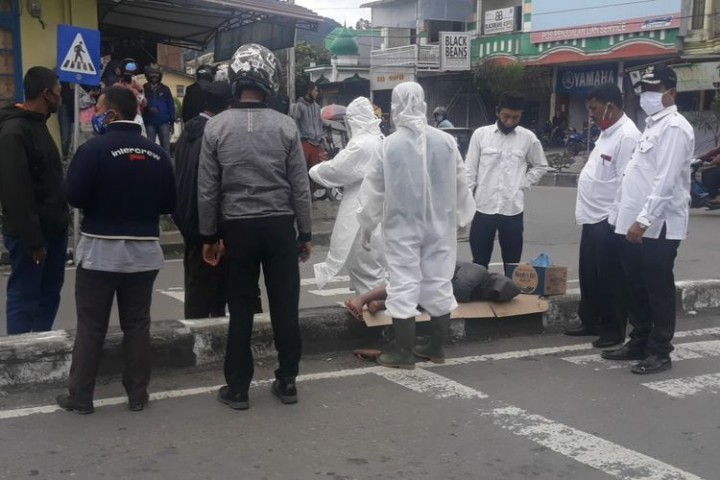 Menyedihkan, Bocah 12 tahun Ditemukan Sakit dan Terpaksa Tidur Di Jalanan Setelah Kedua Orang Tua Ditangkap