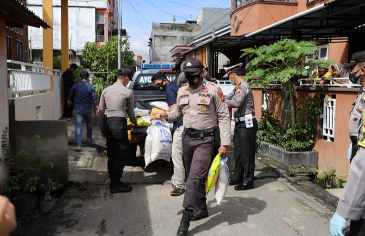 Belasan KK Terdampak Covid-19 di Kampung Jawa Tembilahan Terima Bantuan Sembako (foto/rgo)