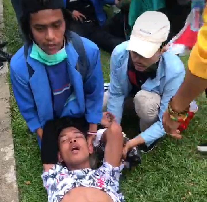 Sejumlah mahasiswa pingsan dan sesak nafas usai terkena gas air mata saat demo omnibus law di DPRD Riau