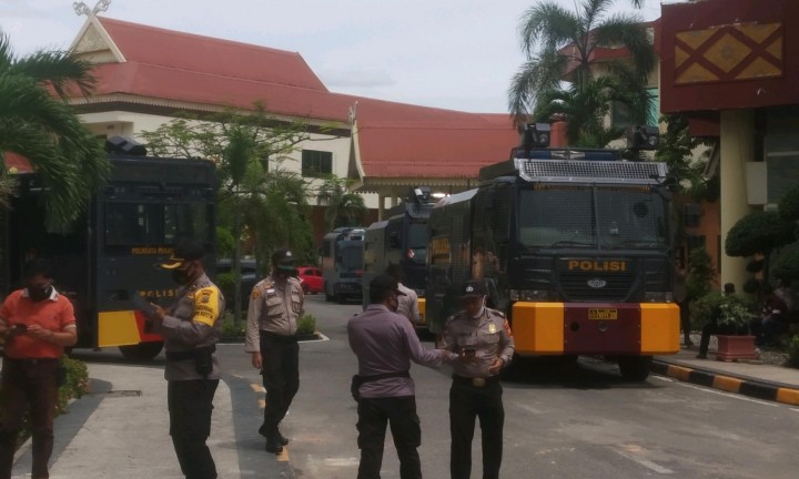 Tiga mobil Watercannon disiagakan di hari ketiga aksi unjuk rasa tolak UU Ciptaker di DPRD Riau