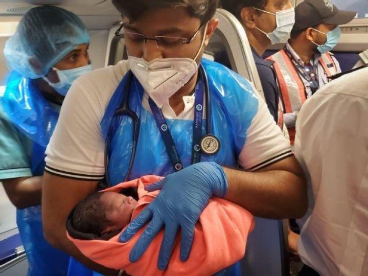 Seorang Wanita Melahirkan Seorang Bayi di Pesawat Indigo, Mendapat Tiket Gratis Seumur Hidup