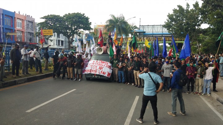 Massa aksi gabungan dari mahasiswa se-Riau yang melakukan aksi di depan kantor DPRD Riau
