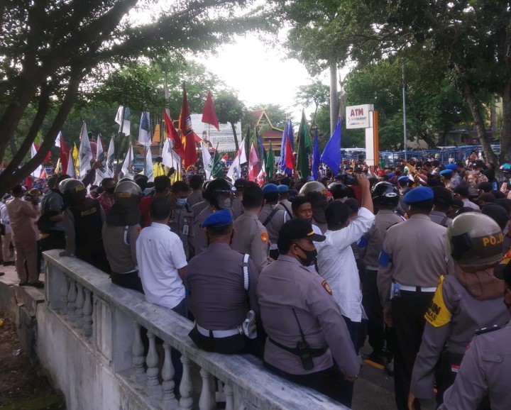 Ratusan Mahasiswa unjuk rasa di DPRD Riau untuk menolak UU Omnibus Law Ciptaker