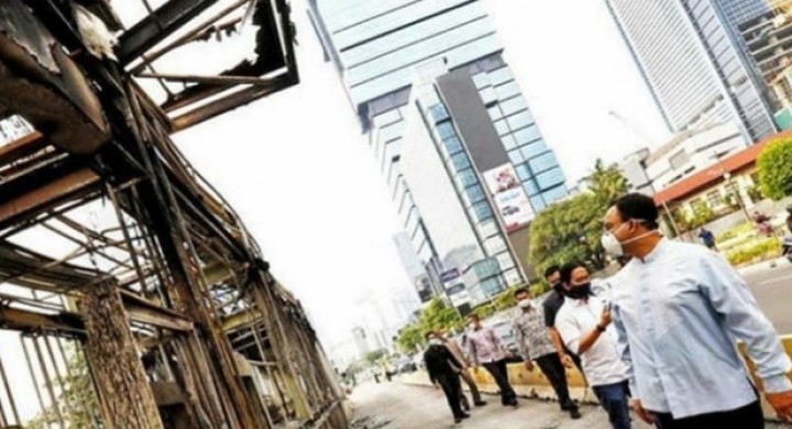 Perlu Rp65 Milyar Untuk Perbaiki Semua Halte di Jakarta yang Dibakar Saat Aksi Tolak Omnibus Law UU Cipta Kerja (foto/int)