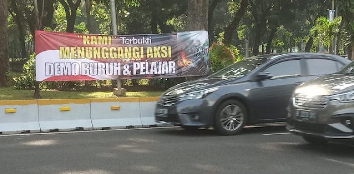 Spanduk yangbterpsang di sejumlah ruas jalan di Jakarta