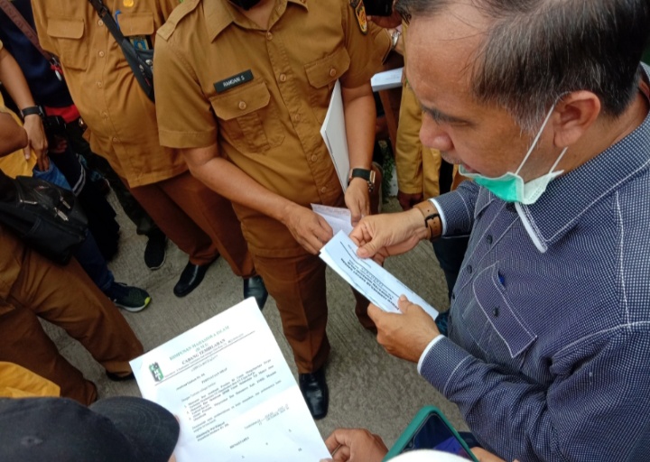 Surat Tuntutan Diterima Ketua DPRD Inhil, Mahasiswa dan Buruh Bubarkan Diri Secara Damai (foto/rgo)