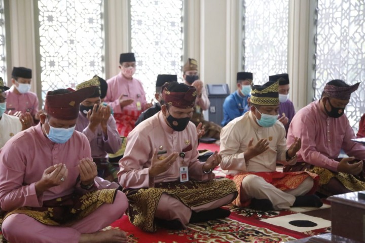 Ziarah Makam Pahlawan Nasional Sultan Syarif Kasim II, Pjs Bupati: Mari Kita Ambil Suri Tauladan Perjuangan Beliau (foto/lin)