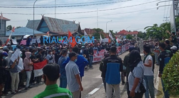 Ratusan mahasiswa dan buruh saat Unras didepan kantor DPRD Bengkalis