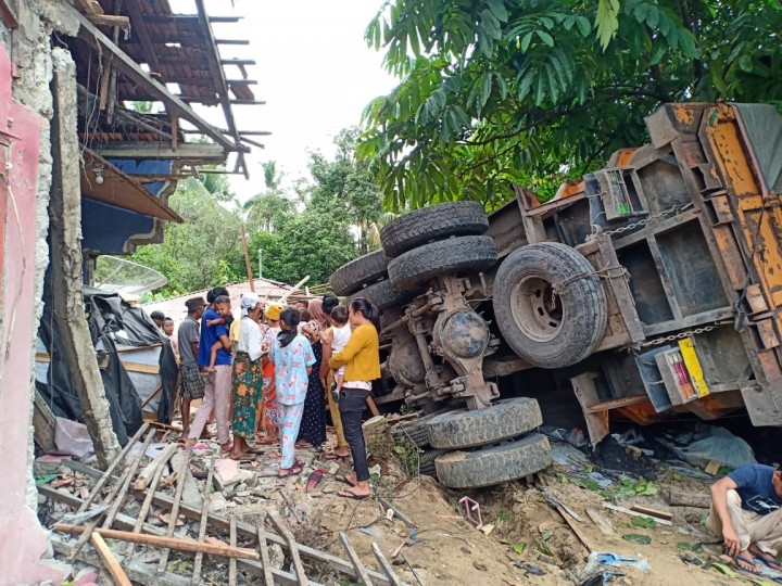 Rem Blong, Truk Batubara Tabrak Rumah Warga, Satu Korban Dilarikan ke RSUD (foto/zar)